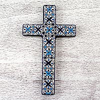 Wandkreuz aus Keramik, „Traditionen“ – handbemaltes Keramikkreuz mit blauen Blumenmotiven
