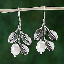 Pendientes colgantes de perlas cultivadas, 'Peras iridiscentes' - Pendientes colgantes con perlas cultivadas y hojas de plata 925