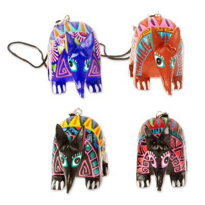 Hölzerne Alebrije-Ornamente, 'Happy Armadillos' (5er-Set) - Fünf handbemalte Alebrije-Ornamente mit Gürteltier-Motiv aus Mexiko