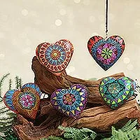 Mini adornos de madera, (juego de 5) - Cinco mini adornos de alebrije en forma de corazón pintados