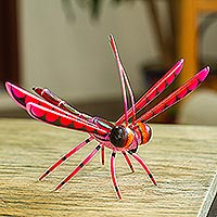 Escultura de alebrije de madera, 'Dulce libertad en rosa' - Escultura de libélula de madera de copal rosa hecha a mano de México