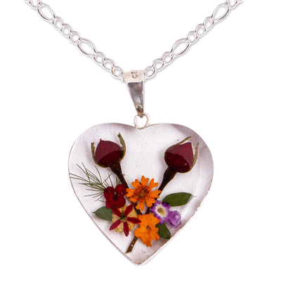Natürliche Blumenanhänger-Halskette, 'Blühendes Herz'. - Herzförmige Halskette mit natürlichen Blumenanhängern aus Mexiko