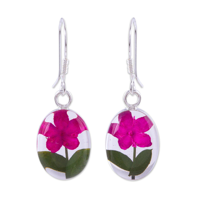 Naturblumen-Baumelohrringe, 'Frische der Natur - Rosa Naturblumen-Winkelohrringe aus Mexiko