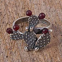 Anillo de cóctel granate, 'Prickly Pear Fruit' - Anillo de cóctel de plata de ley con cactus de pera espinosa granate