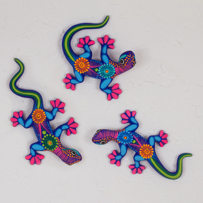 Arte de pared de cerámica, 'Lizard Fun' (juego de 3) - Lagartos de arte de pared de cerámica mexicana pintados a mano (juego de 3)