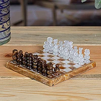 Mini-Schachspiel aus Onyx und Marmor, „Brown and Ivory Challenge“ (5 Zoll)