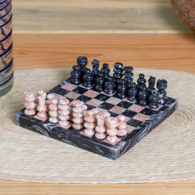 Mini-Schachspiel aus Marmor - Handgefertigtes Mini-Marmor-Schachspiel in Rosa und Grau