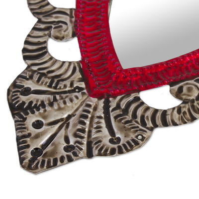 Espejo de pared de hojalata, 'Imagen de mi corazón' - Espejo de pared de hojalata artesanal mexicano acentuado con rojo