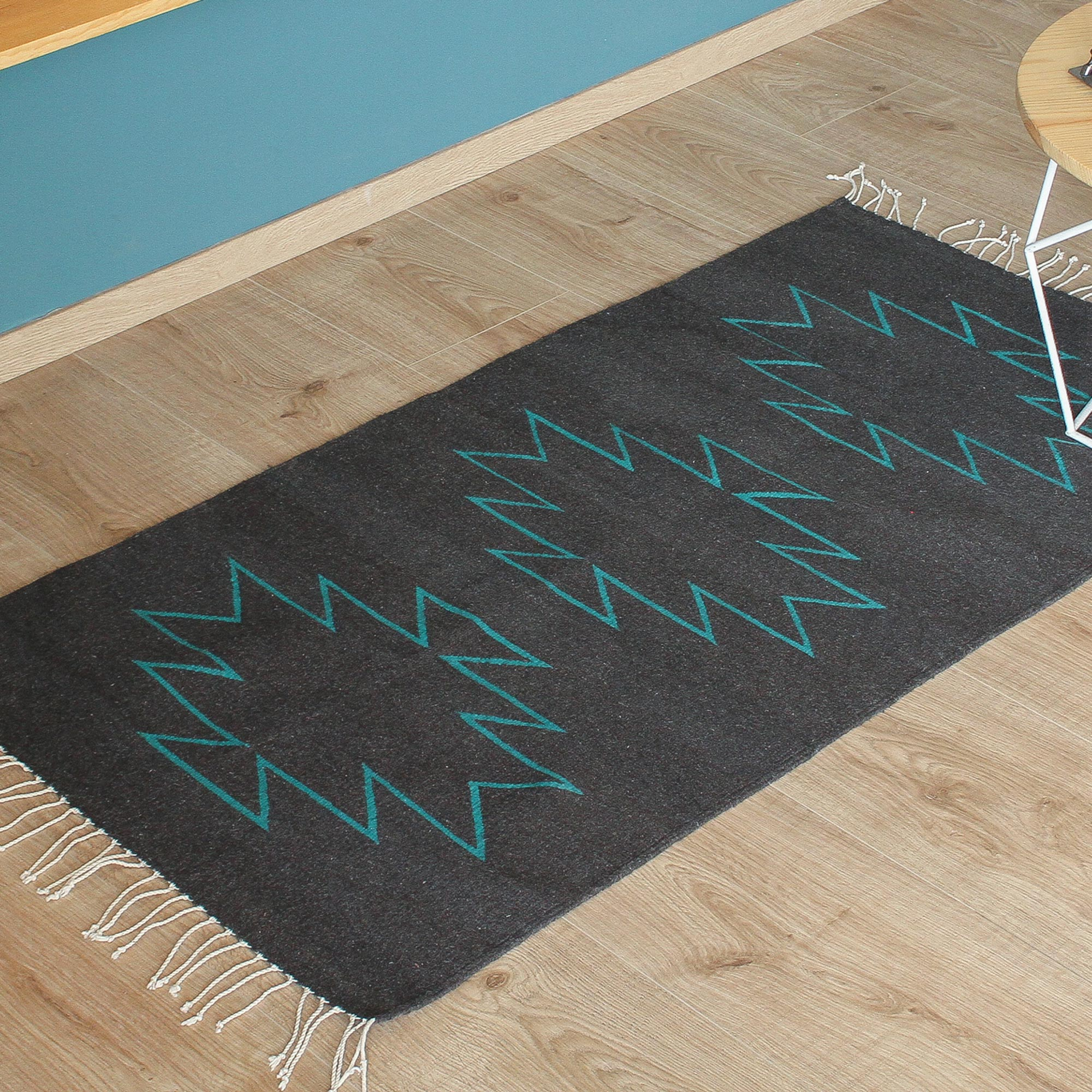 Geometric Pattern Handwoven Wool Area Rug (2.5x4.5), 'Between the Mountains