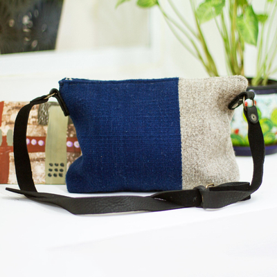 Eslinga de lana con detalles de cuero - Sling de lana tejido a mano en azul real de México