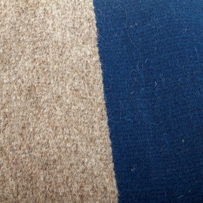 Eslinga de lana con detalles de cuero - Sling de lana tejido a mano en azul real de México