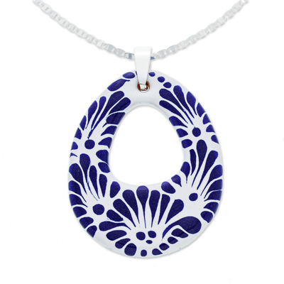 Anhänger-Halskette aus Keramik, 'Indigo Morning'. - Blaue eiförmige Blumenanhänger-Halskette im Puebla-Keramikstil