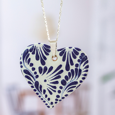 Keramik-Herz-Halskette - Halskette mit blauem, floralem Herzanhänger aus Keramik im Puebla-Stil