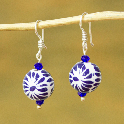 Ohrringe mit Keramikperlen, 'Peeking Flower', 'Peeking Flower - Keramik-Perle im Puebla-Stil Blaue Blumen-Winkelohrringe