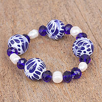 Stretch-Armband aus Zuchtperlen und Keramikperlen, „Blue Celebration“ – Stretch-Armband aus Zuchtperlen und Keramik-Puebla-Perlen
