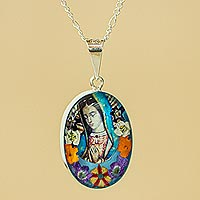 Natürliche Blumenanhänger-Halskette, „Blumen für Guadalupe“ – Jungfrau von Guadalupe, natürliche Blumen- und Silberkette