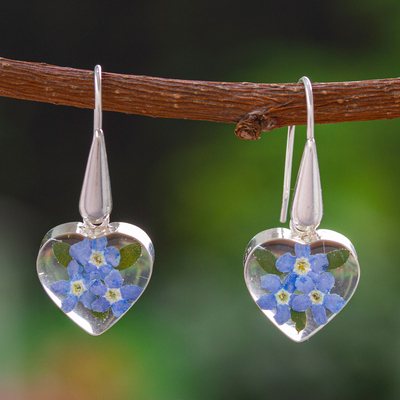 Naturblumen-Baumelohrringe, 'Blue Flowery Hearts' (Blaue Blumenherzen) - Herzförmige Ohrringe mit natürlichen Blumen aus Mexiko