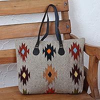 Tote de lana zapoteca con acento de cuero, 'Forest Fanfare' - Beige con motivo geométrico de color tierra Tote de lana tejida a mano