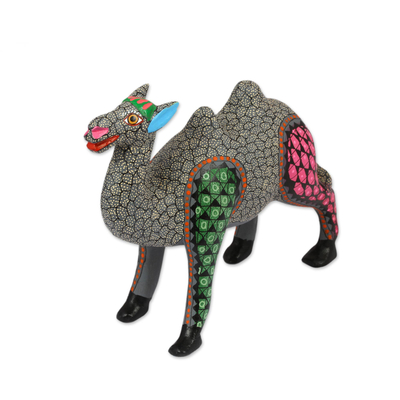 Figurilla de alebrije de madera - Figura Artesanal de Alebrije de Camello en Madera de Copal en Gris