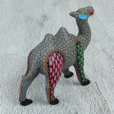 Alebrije-Figur aus Holz - Handgefertigte Kamel-Alebrije-Figur aus Kopalholz in Grau