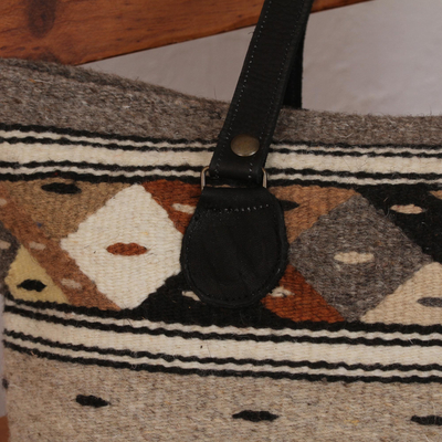 Bolso de hombro de lana zapoteca con detalles de cuero - Bolso de hombro de lana zapoteca en tonos tierra de México