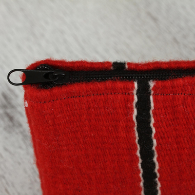 Pulsera de lana zapoteca con detalles de cuero - Muñequera de lana zapoteca tejida a mano en amapola de México