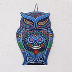 Búho de cerámica colorido pintado a mano con calavera del Día de Muertos, 'Búho Ancestro'