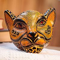 Keramikmaske, „Wachsamer Jaguar“ – orange-bernsteinfarbene Keramik-Jaguar-dekorative Masken-Wandkunst