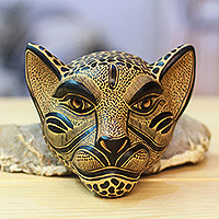 Keramikmaske, „Observant Jaguar“ – dekorative Jaguar-Masken-Wandkunst aus beige und schwarzer Keramik