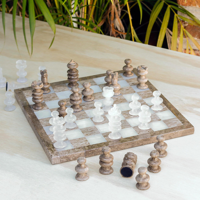 Onyx and marble chess set, Brown and Ivory