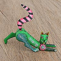 Alebrije-Skulptur aus Holz, „Stretching Cat in Green“ – Alebrije-Katzenskulptur aus Holz in Grün aus Mexiko