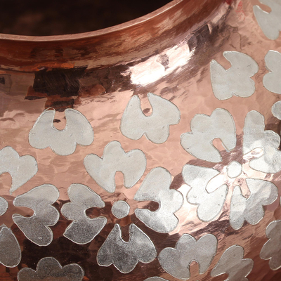 Kupfervase mit Silberakzenten, 'Classic Flowers' (Klassische Blumen) - Florale silberne Akzentuierte Kupfervase aus Mexiko