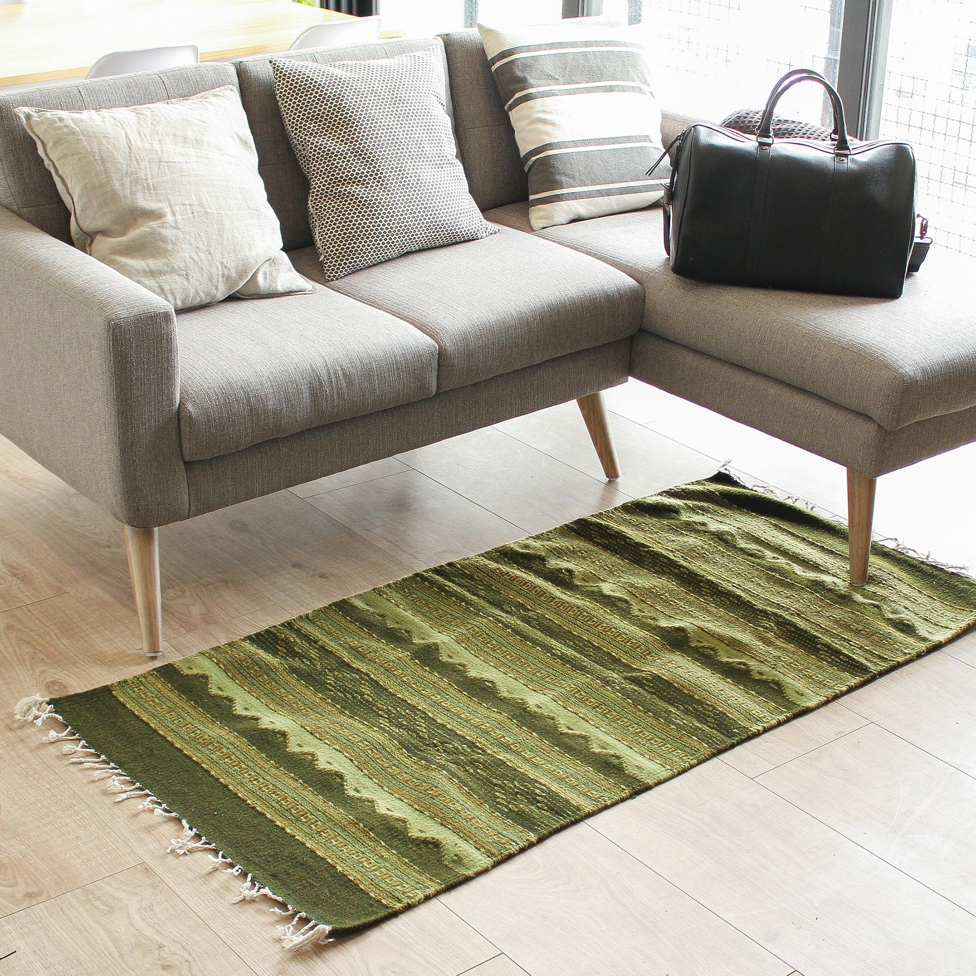 Geometric Pattern Handwoven Wool Area Rug (2.5x4.5), 'Between the Mountains