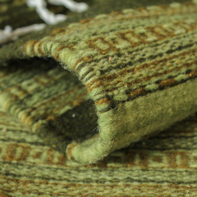 Wollflächenteppich, 'Südamerikanisches Grün' (2,5x5) - Geometrischer Wollflächenteppich in Grün aus Mexiko (2,5x5)