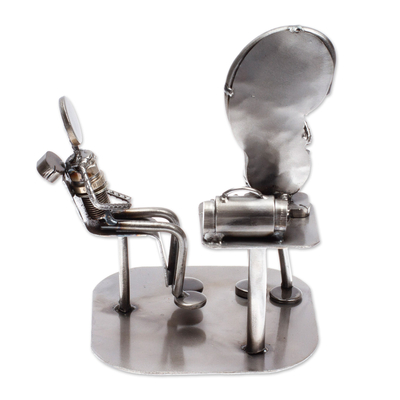 Upcycling-Skulptur aus Autoteilen aus Metall - Upcycling-Autoteil-Doktorskulptur aus Metall aus Mexiko