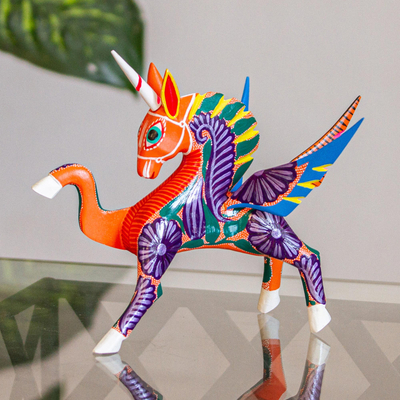 Alebrije-Skulptur aus Holz, „Edler Pegasus“. - Handgemaltes Holz Alebrije Pegasus-Skulptur aus Mexiko