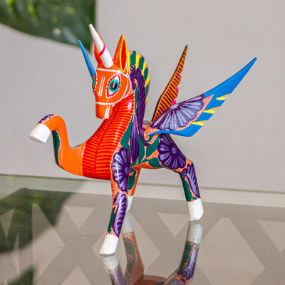 Escultura de alebrije de madera, 'Noble Pegasus' - Escultura Alebrije Pegasus de madera pintada a mano de México