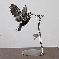 Escultura de autopartes de metal reciclado, 'Flitting Hummingbird' - Escultura de colibrí de chapa y autopartes recicladas