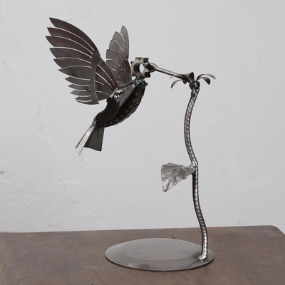 Escultura de autopartes de metal reciclado - Escultura de colibrí de hoja y pieza de automóvil reciclada