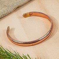 Kupfer-Manschettenarmband, „Texture and Shine“ – handgefertigtes Unisex-Upcycled-Kupfer-Manschettenarmband aus Mexiko