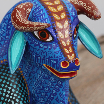 Alebrije de madera escultura - Escultura de toro Alebrije de madera de copal en azul de México