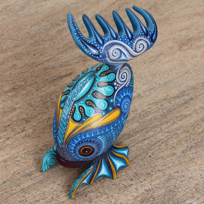 Escultura de alebrije de madera, 'Fish Handstand' - Escultura de pez Alebrije de madera pintada a mano de México