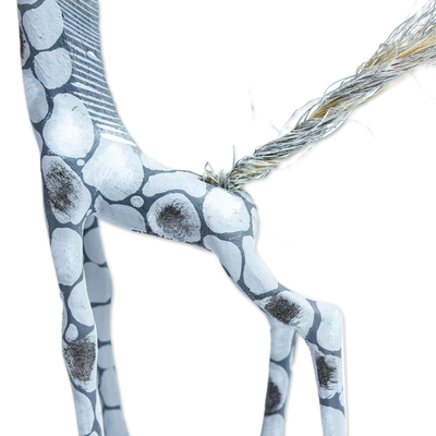 Alebrije-Figur aus Holz - Alebrije Giraffenfigur aus Holz in Grau aus Mexiko