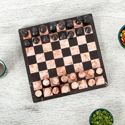Kleines Marmorschachspiel, (7,5 Zoll) - Marmor-Schachspiel in Schwarz und Rosa aus Mexiko (7,5 Zoll)