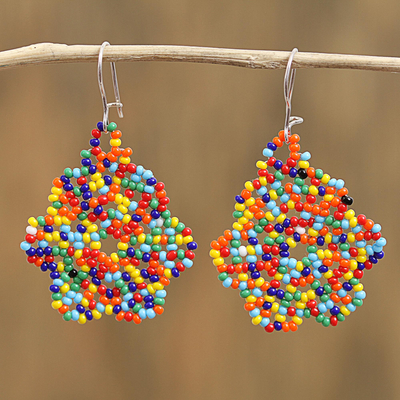 Ohrhänger aus Glasperlen, „Festliche Farbe“ - Mehrfarbige Glasperlen-Ohrhänger aus Mexiko