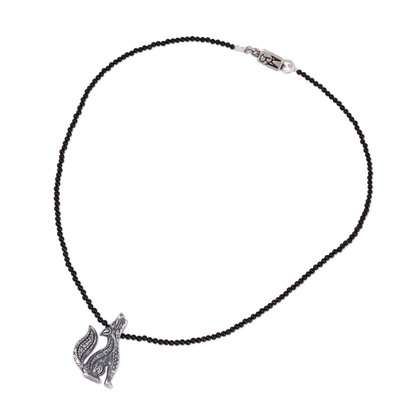 Halskette mit Chalzedonperlen-Anhänger, 'Zu Ehren des Mondes'. - Chalcedon-Kojote-Perlenanhänger-Halskette aus Mexiko