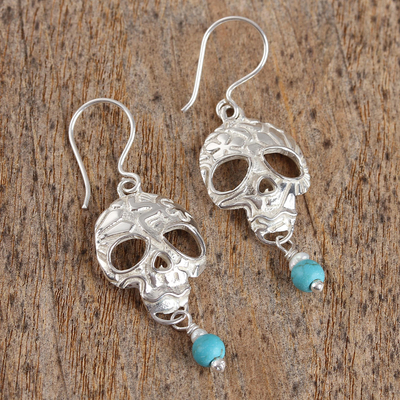 Pendientes colgantes de turquesa y perlas cultivadas, 'Transmutación' - Pendientes colgantes de turquesa y perlas de calavera de Taxco de México