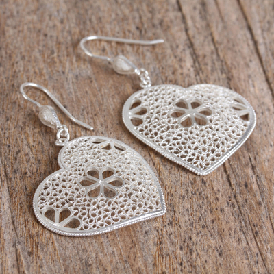 Pendientes colgantes de filigrana de plata - Pendientes colgantes de filigrana de plata en forma de corazón floral
