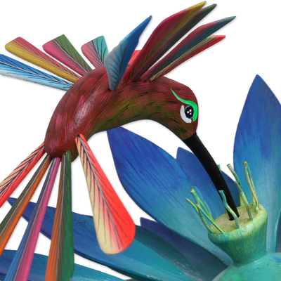 Escultura de madera, 'Banquete de colibrí' - Colorida escultura artesanal de madera de colibrí y loto