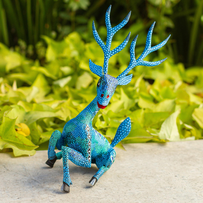 Escultura de alebrije de madera, 'Ciervo descansando' - Escultura de ciervo Alebrije de madera pintada a mano en azul